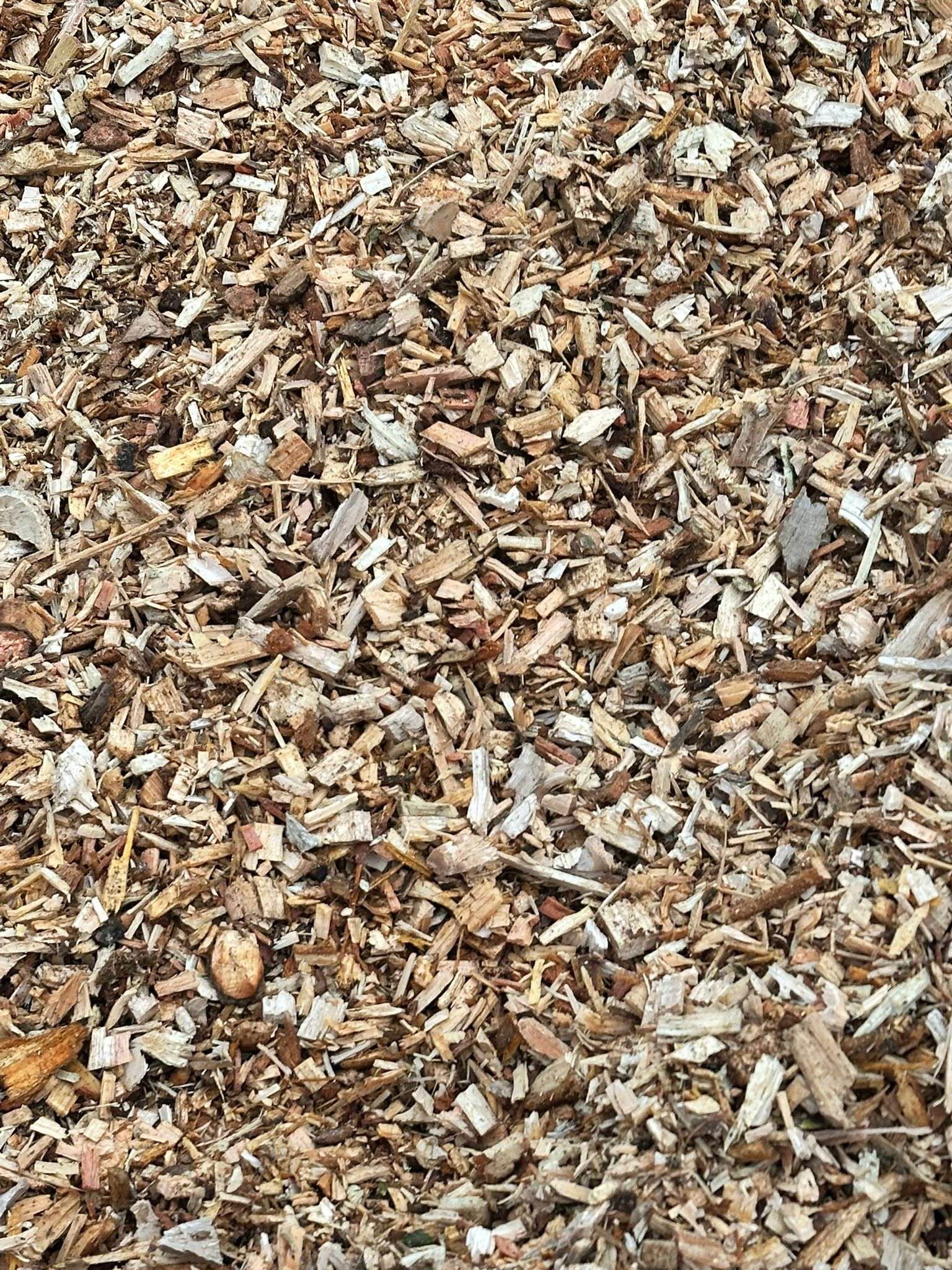 Leaf-free logchip wood chippings for paths and garden beds