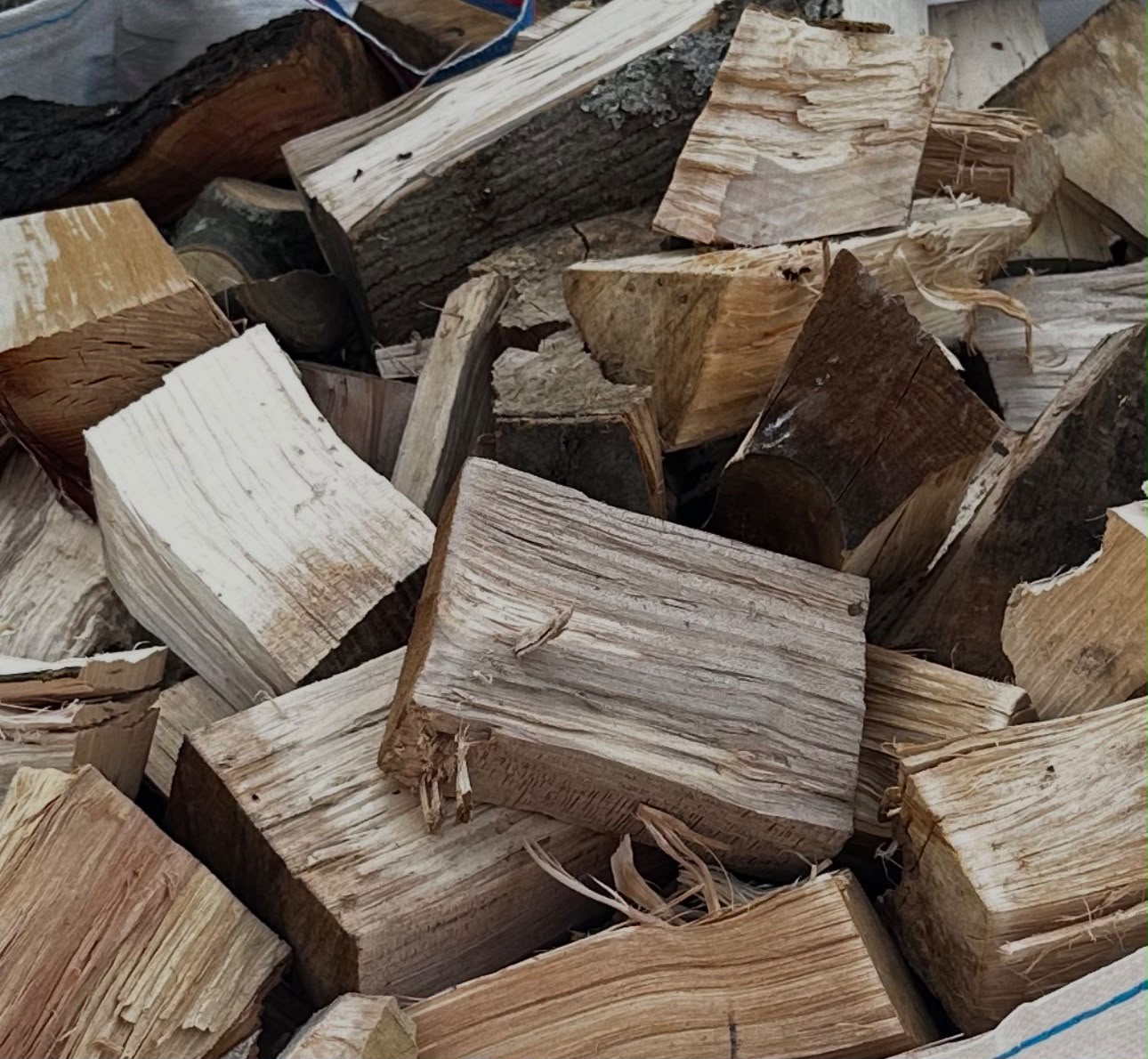 Bulk bags of split firewood logs